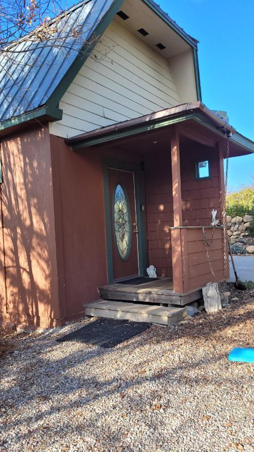 Angel Cottage With A Sauna Or The Cozy With A Jacuzzi Tub, Both Are Studios With A View Of Mount Shasta Eksteriør bilde